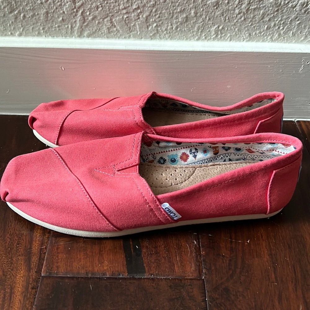 TOMS coral canvas slip ons, size W8 NEVER WORN